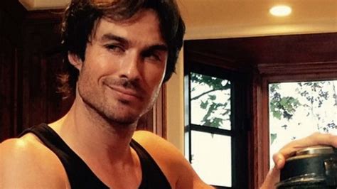 ian somerhalder pelado|Ian Somerhalder appears NAKED in new Vampire Diaries trailer。